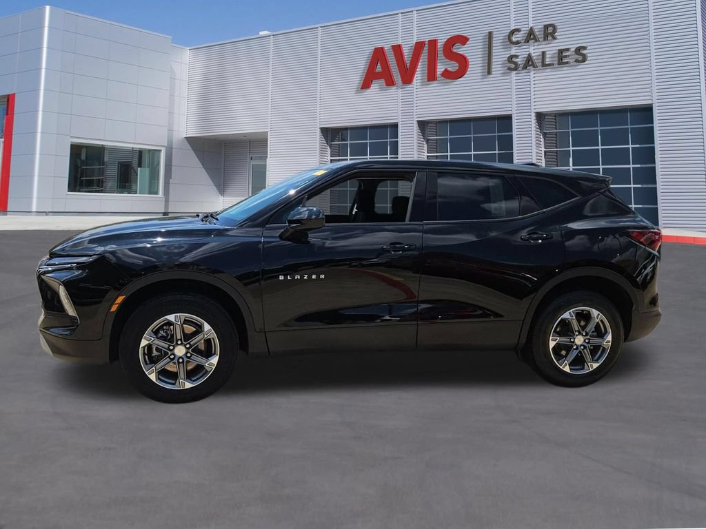 Used 2025 Chevrolet Blazer LT FWD image 2