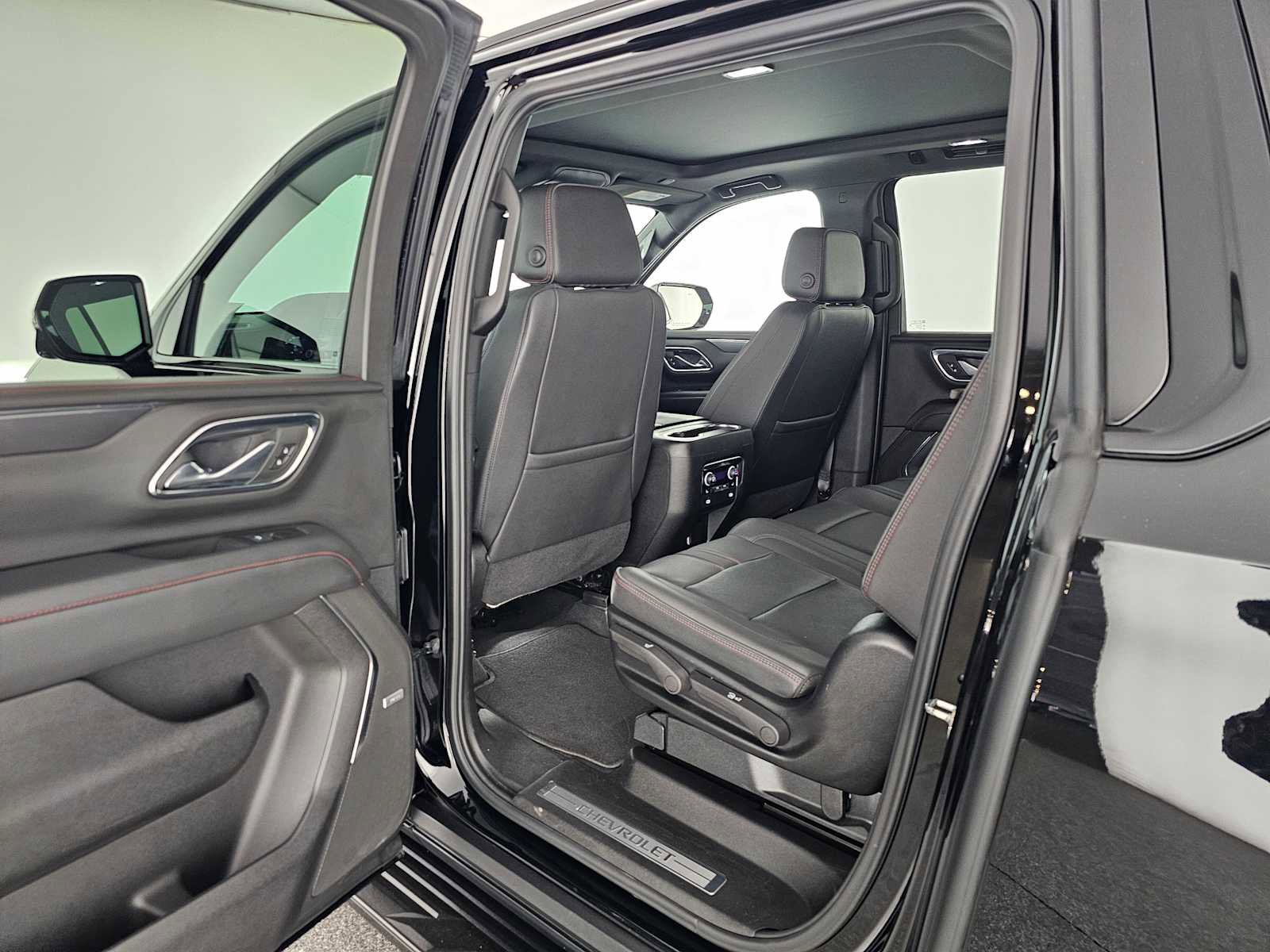 Used 2024 Chevrolet Suburban RST w/ Luxury Package image 17