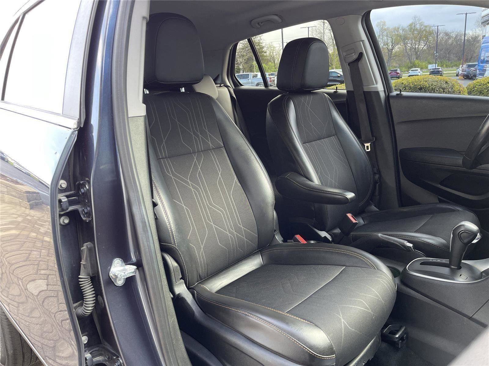 Used 2018 Chevrolet Trax LT w/ LT Convenience Package FWD image 29