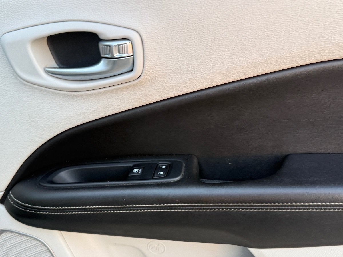 Used 2019 Jeep Compass Latitude FWD image 15