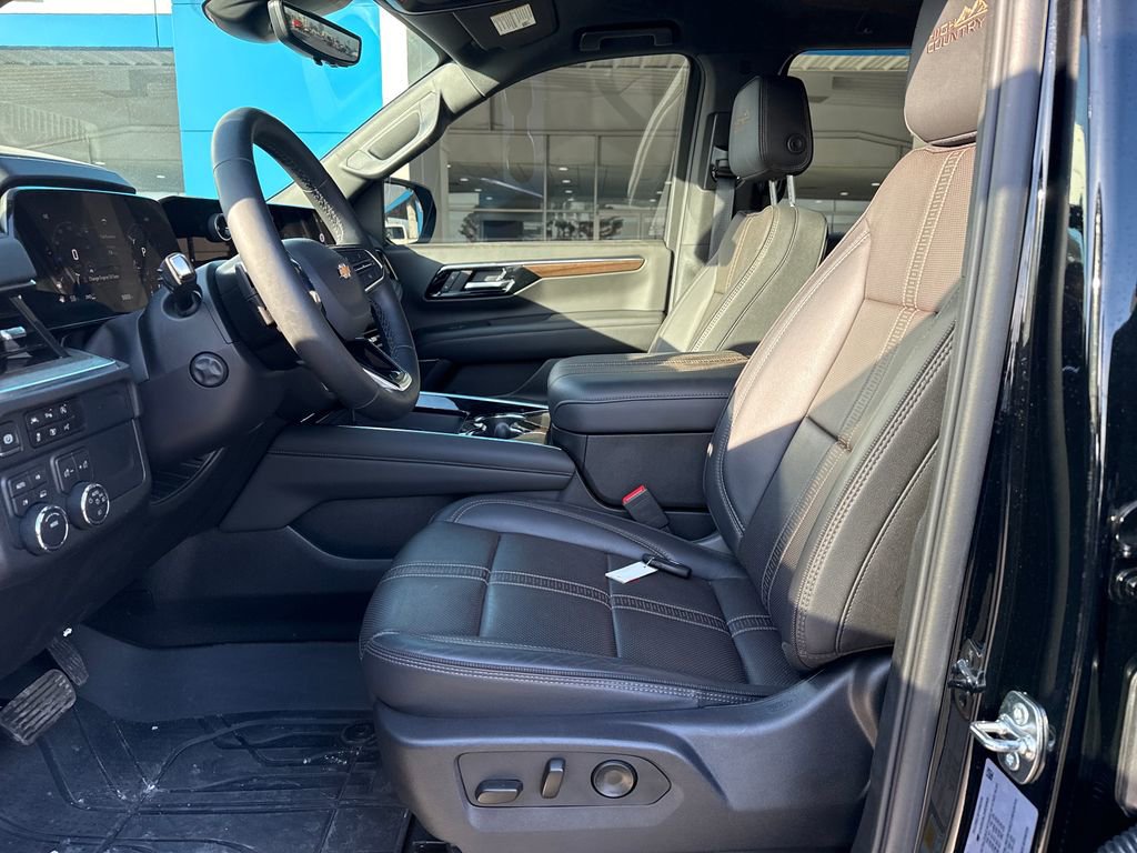 Used 2025 Chevrolet Suburban High Country image 11