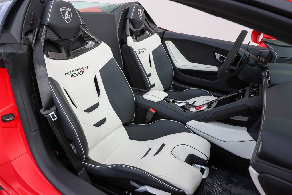 Used 2024 Lamborghini Huracan EVO AWD/4WD image 2