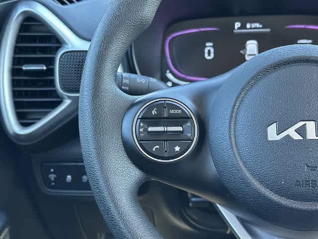 Used 2025 Kia Soul LX w/ LX Technology Package FWD image 8