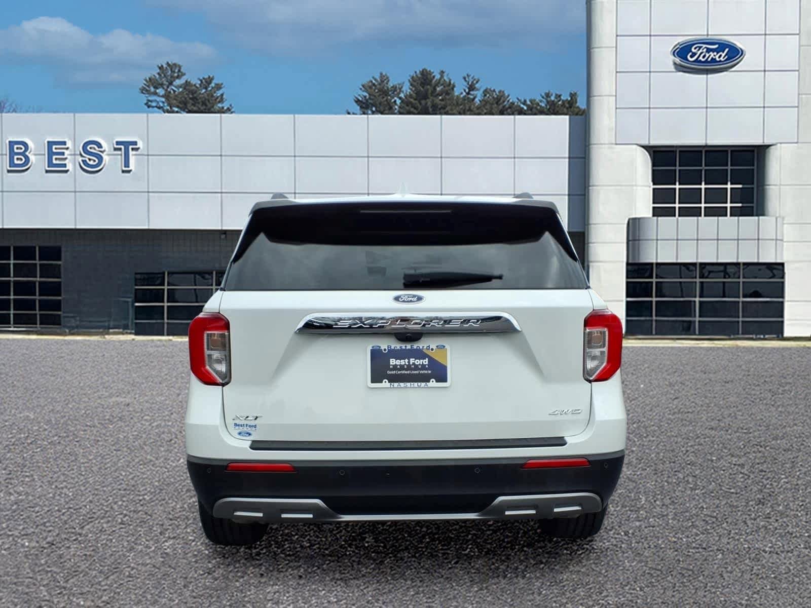 Used 2024 Ford Explorer XLT w/ Equipment Group 202A image 5