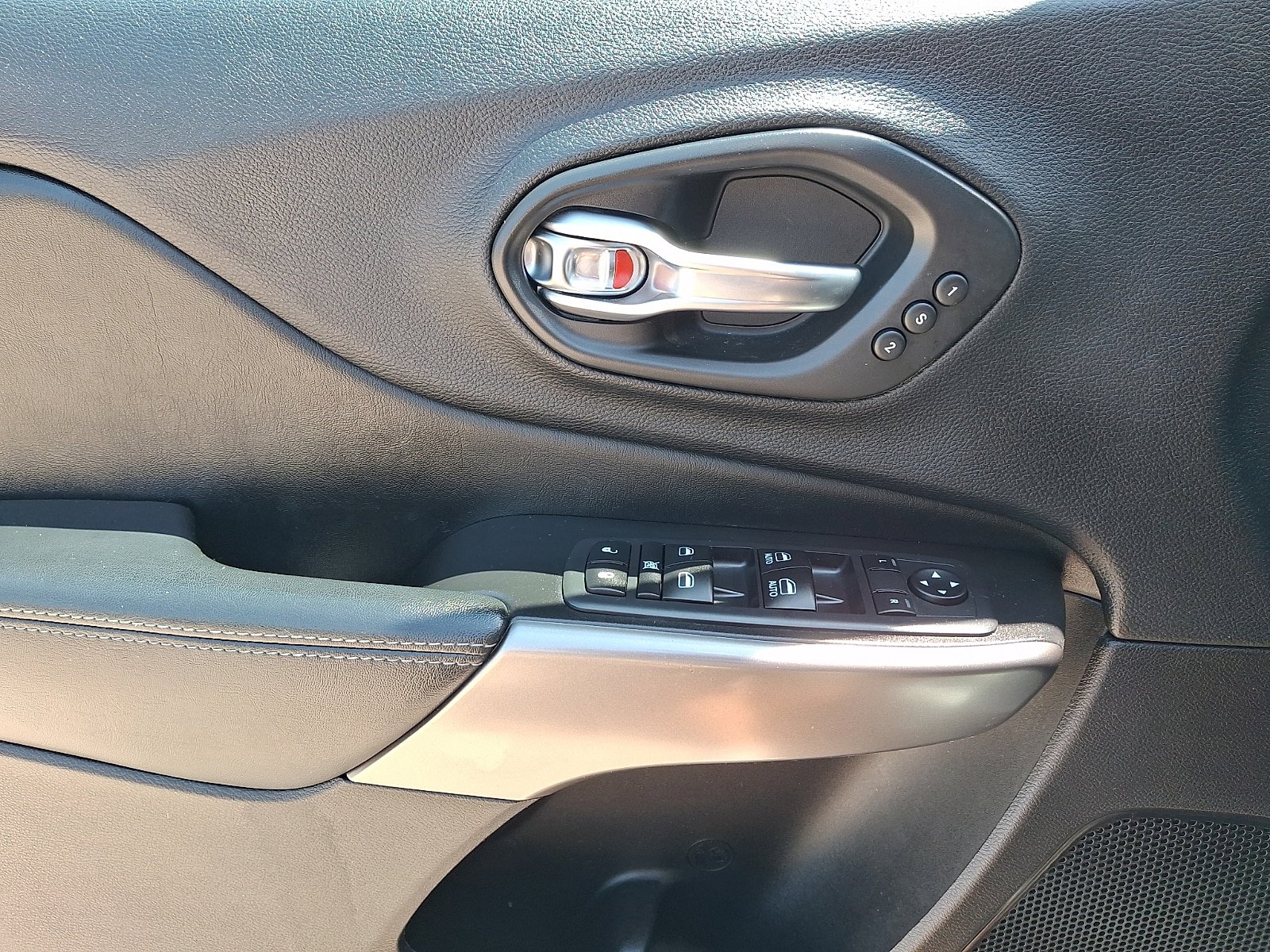 Used 2020 Jeep Cherokee Limited AWD/4WD image 11