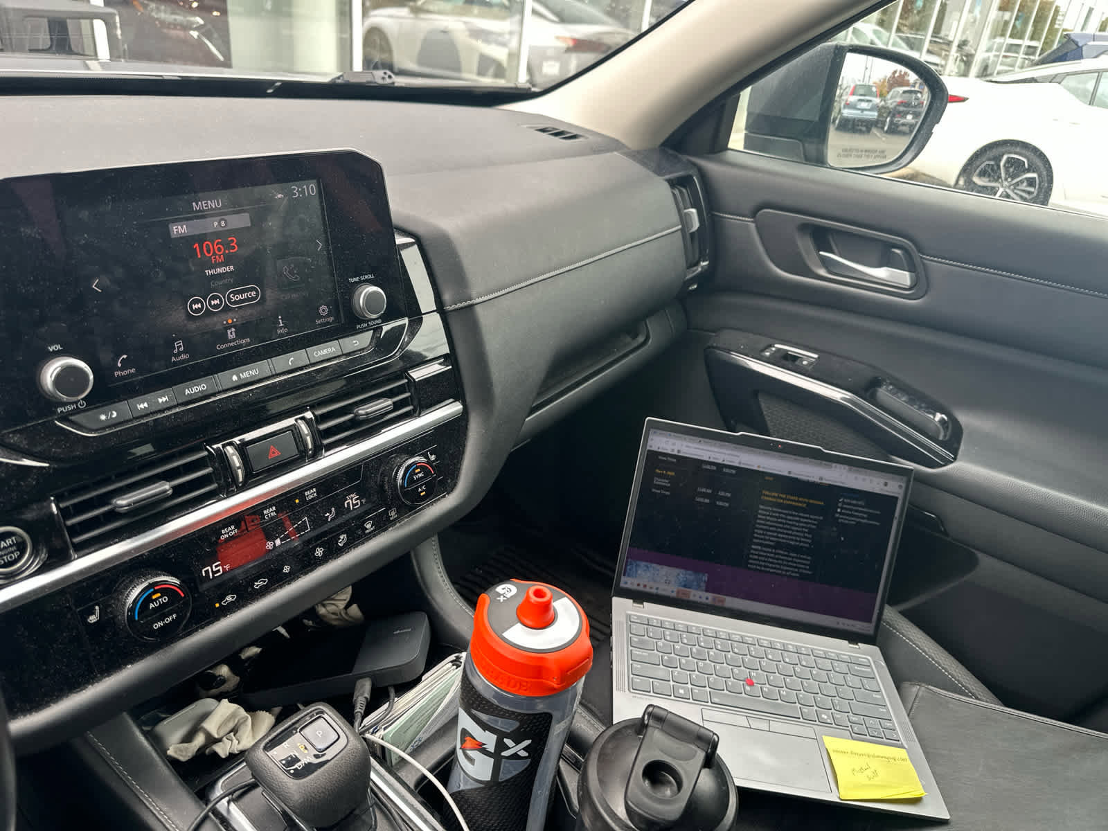 Used 2022 Nissan Pathfinder SV image 2