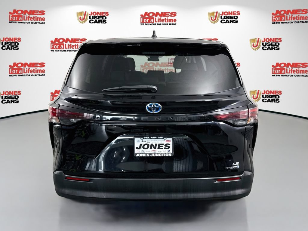 Certified 2024 Toyota Sienna LE FWD image 14