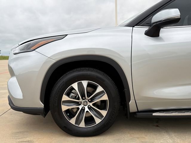 Used 2024 Toyota Highlander XLE AWD/4WD image 5