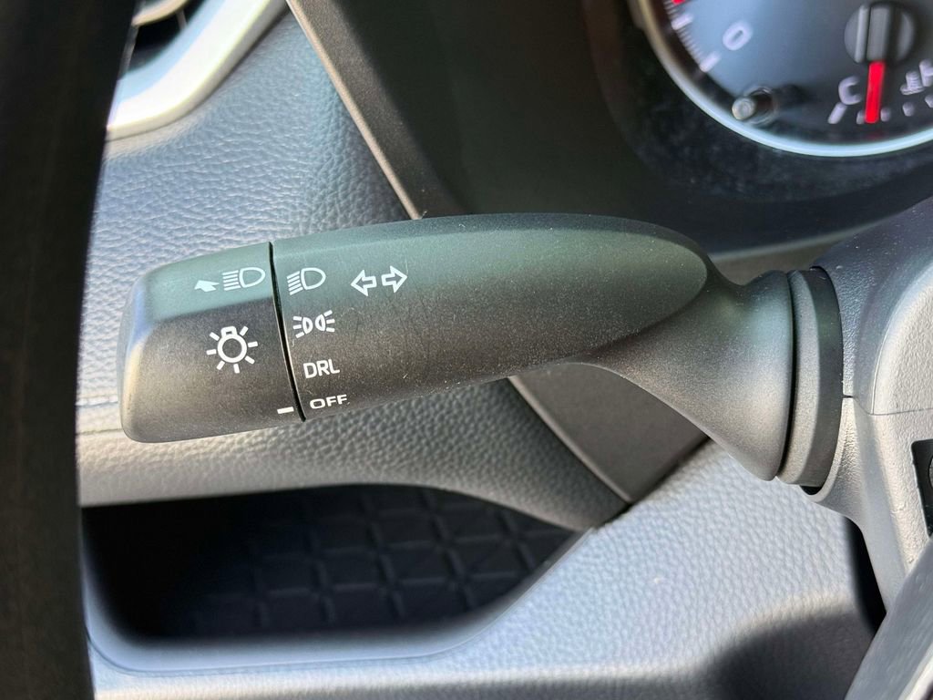 Used 2021 Toyota RAV4 LE AWD/4WD image 27