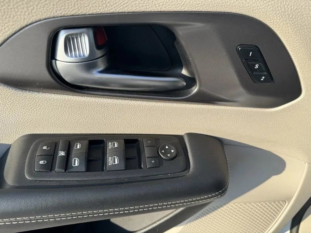 Used 2024 Chrysler Pacifica Touring-L image 11