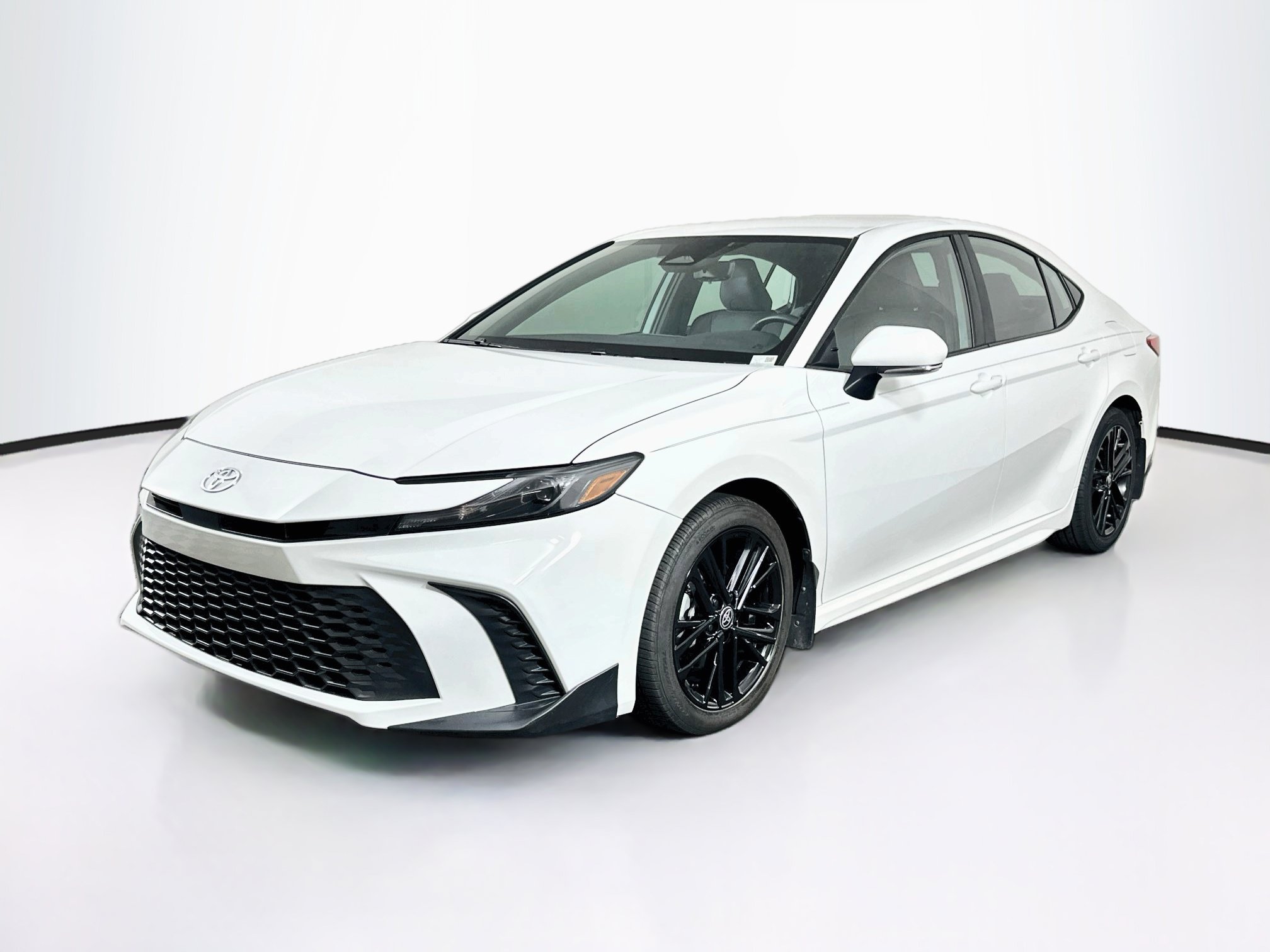 Used 2025 Toyota Camry SE FWD image 3