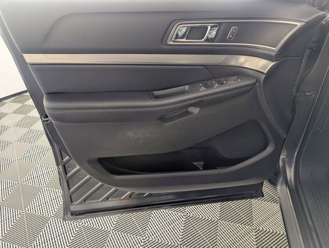 Used 2018 Ford Explorer XLT w/ Equipment Group 202A image 10