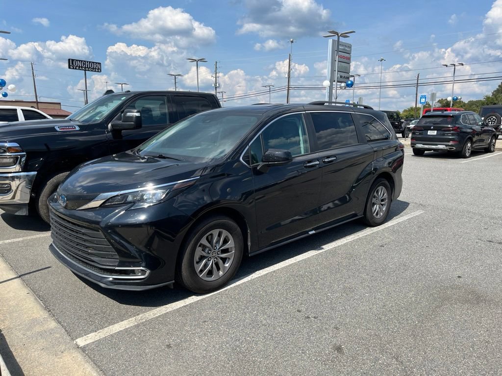 Used 2024 Toyota Sienna XLE FWD image 3
