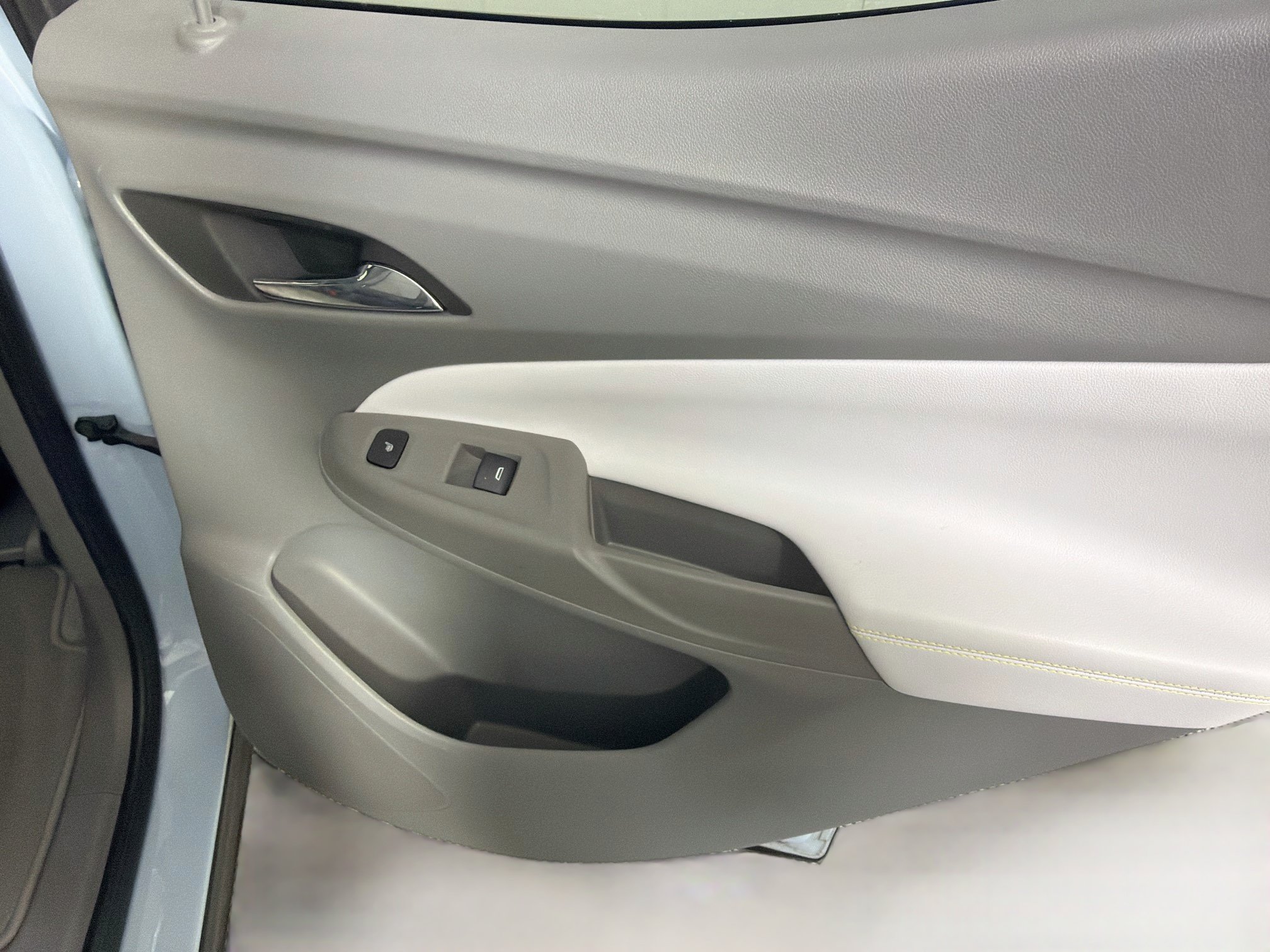 Used 2023 Chevrolet Bolt EUV Premier w/ Sun & Sound Package FWD image 28