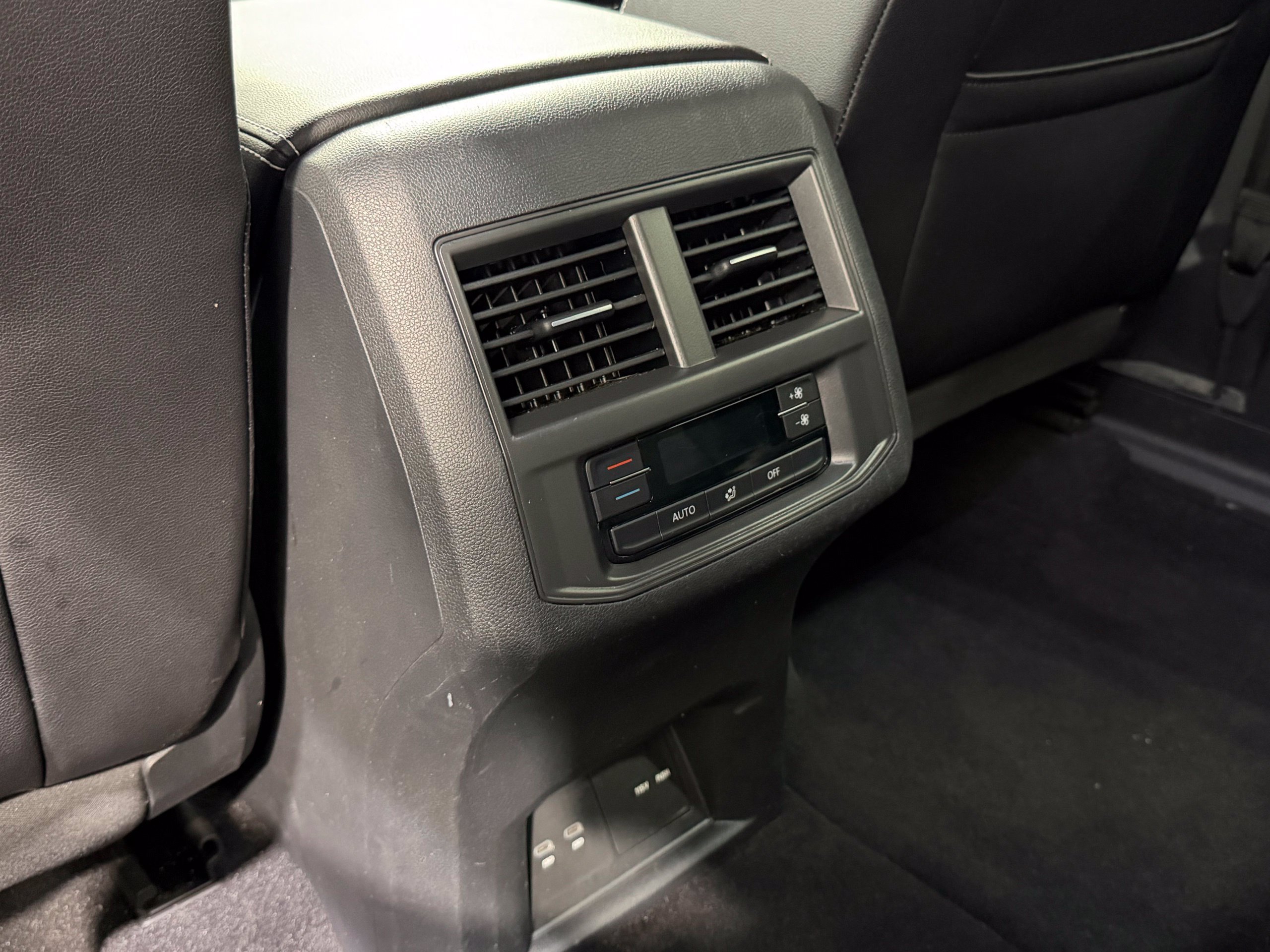 Certified 2023 Volkswagen Atlas SE w/ Black Wheel Package FWD image 48