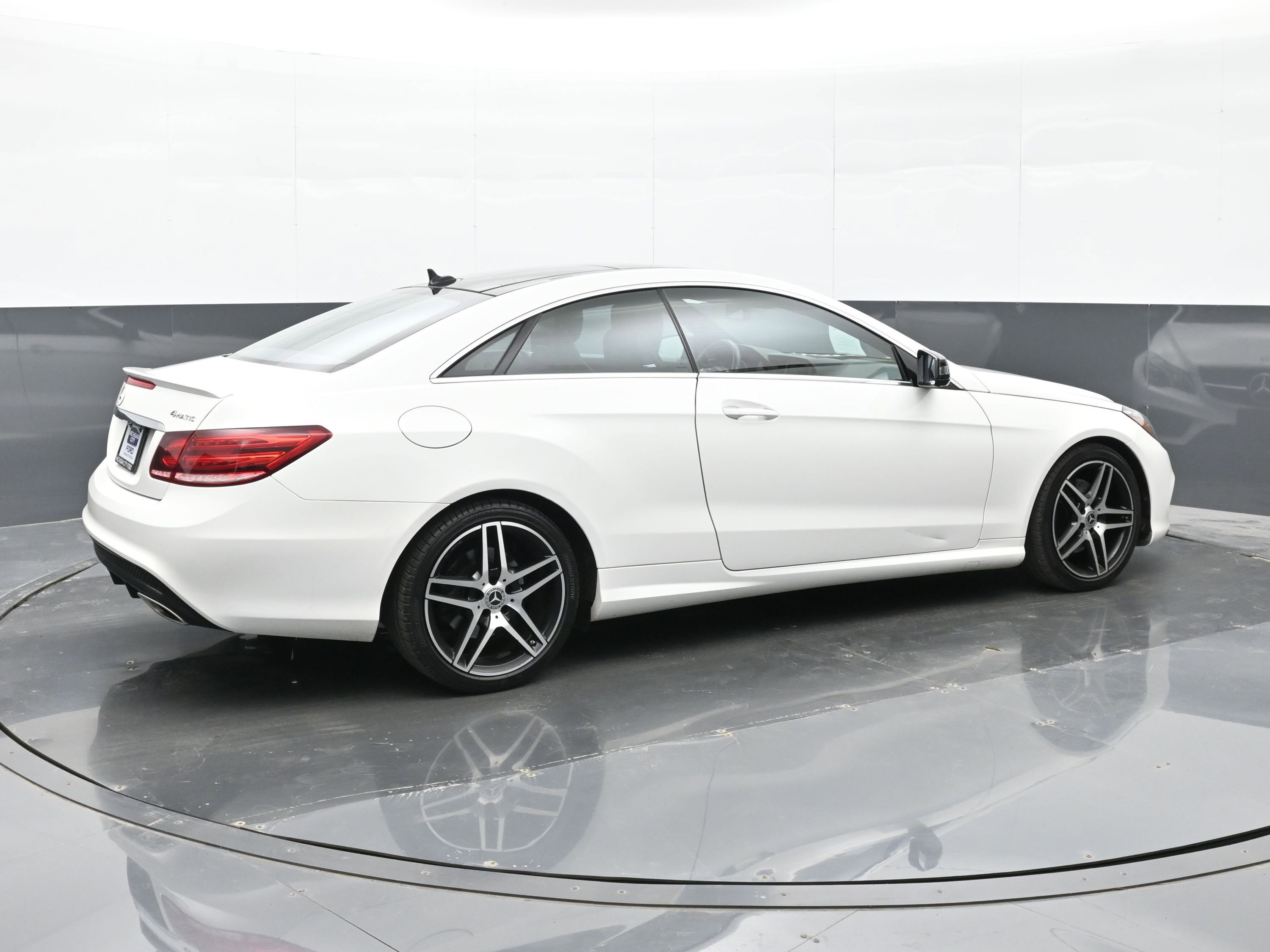 Used 2016 Mercedes-Benz E 400 4MATIC Coupe image 4
