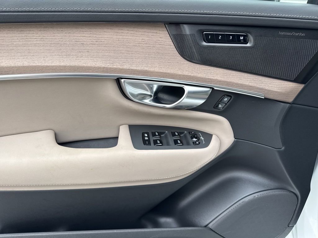 Used 2025 Volvo XC90 B6 Plus image 23