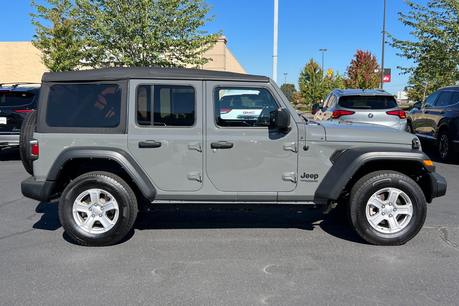 Used 2022 Jeep Wrangler Unlimited Sport image 3