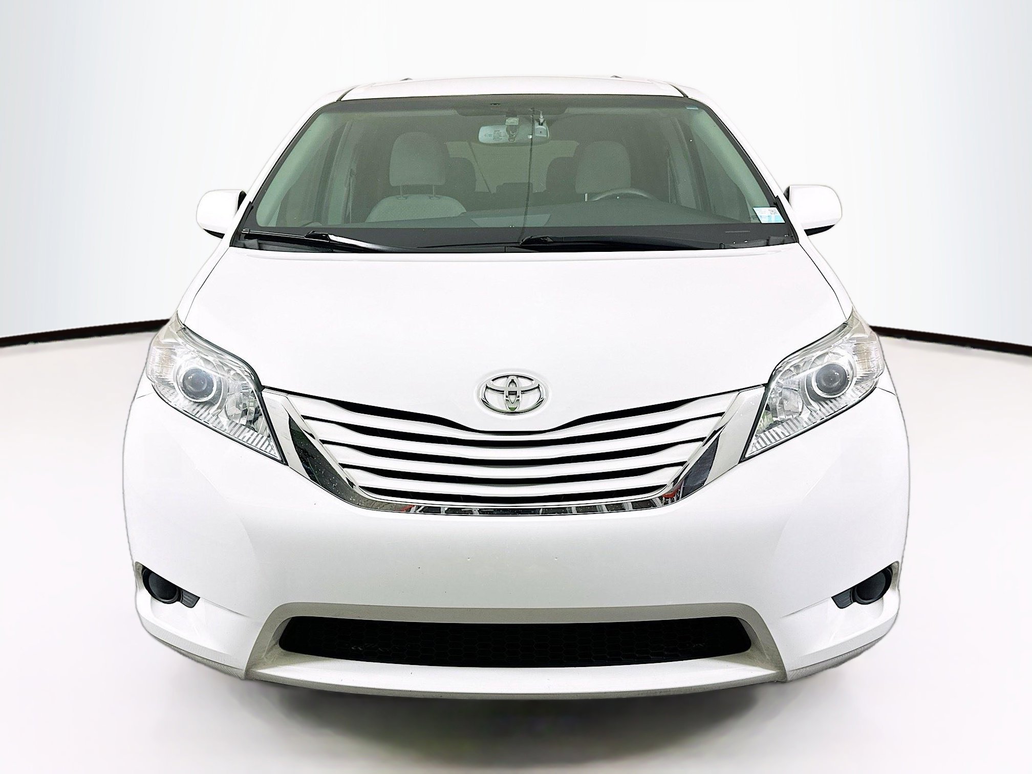 Used 2017 Toyota Sienna LE image 2