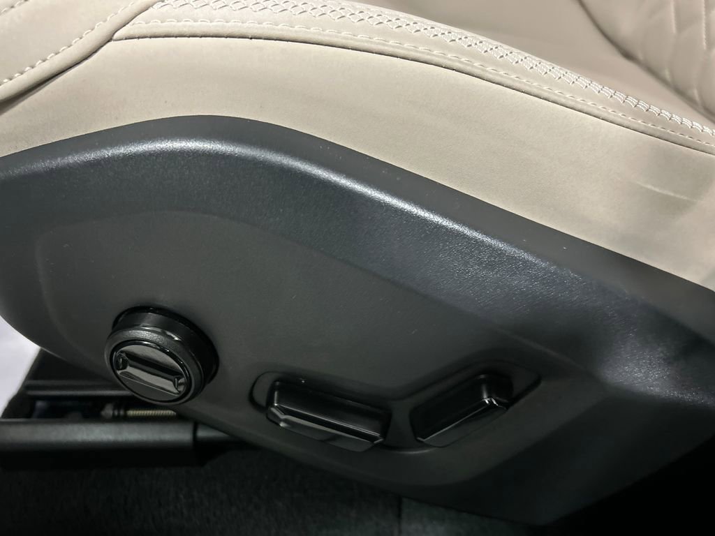 Used 2026 Volvo XC60 B5 Plus w/ Protection Package Premier AWD/4WD image 11