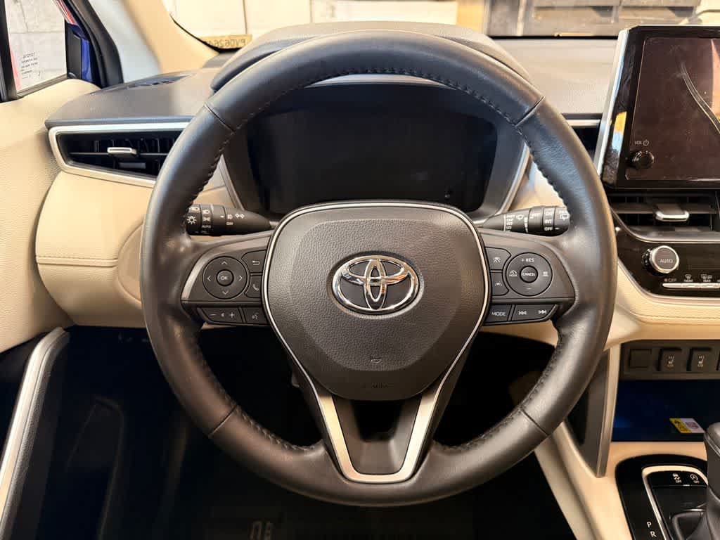 Used 2023 Toyota Corolla Cross XLE w/ Convenience Package FWD image 16