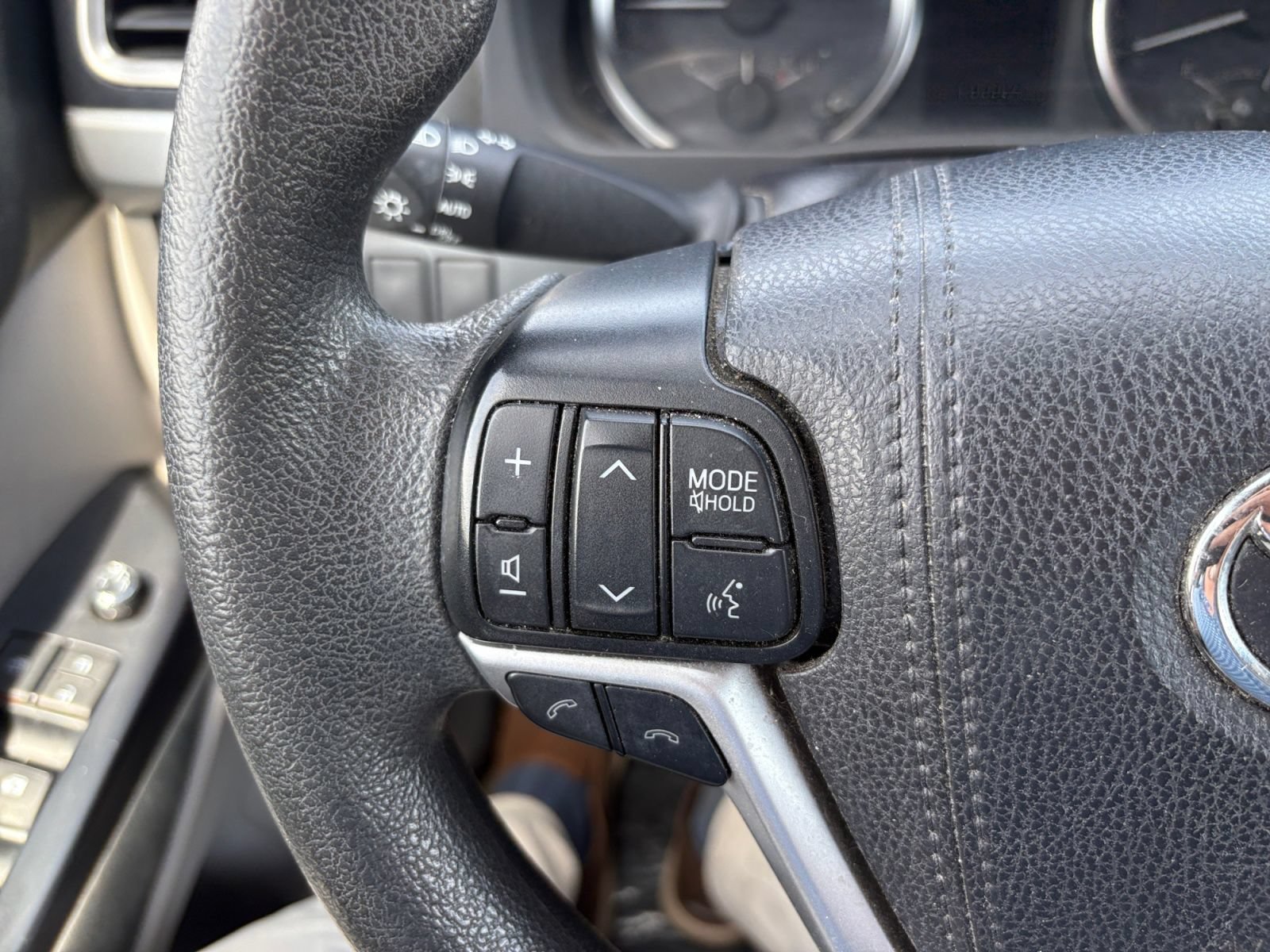 Used 2019 Toyota Highlander LE w/ Carpet Mat Package (TMS) AWD/4WD image 24