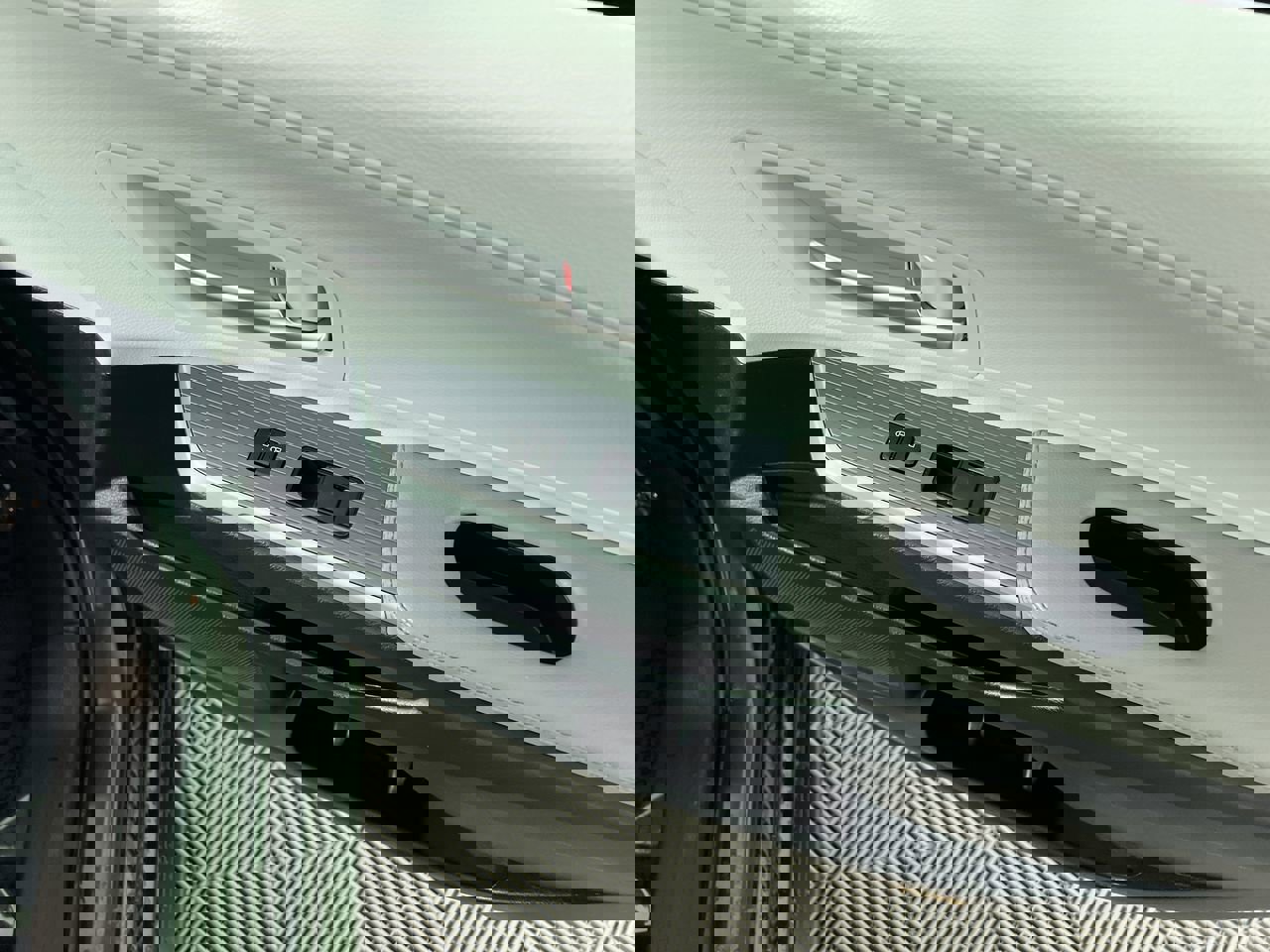 Used 2025 Toyota Sienna XLE image 32