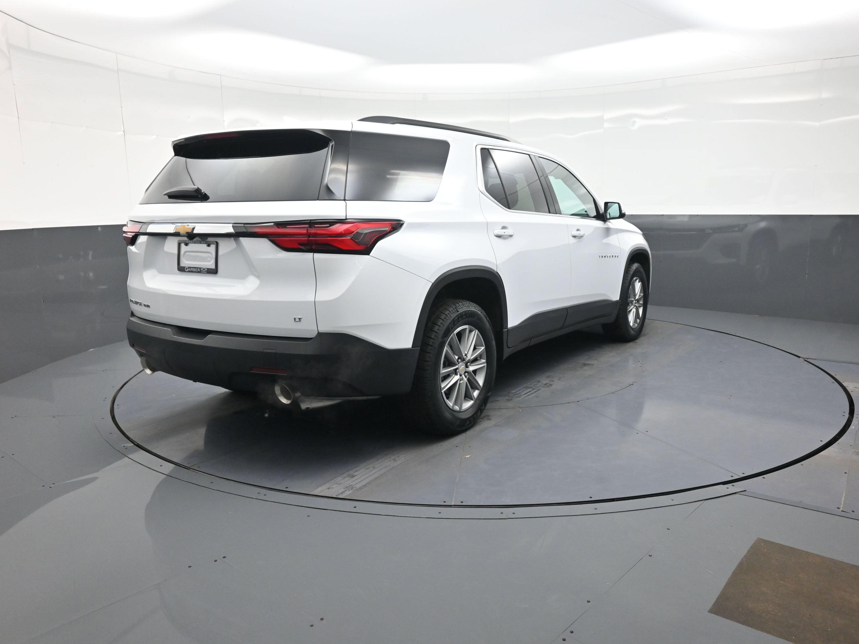 Used 2023 Chevrolet Traverse LT image 3