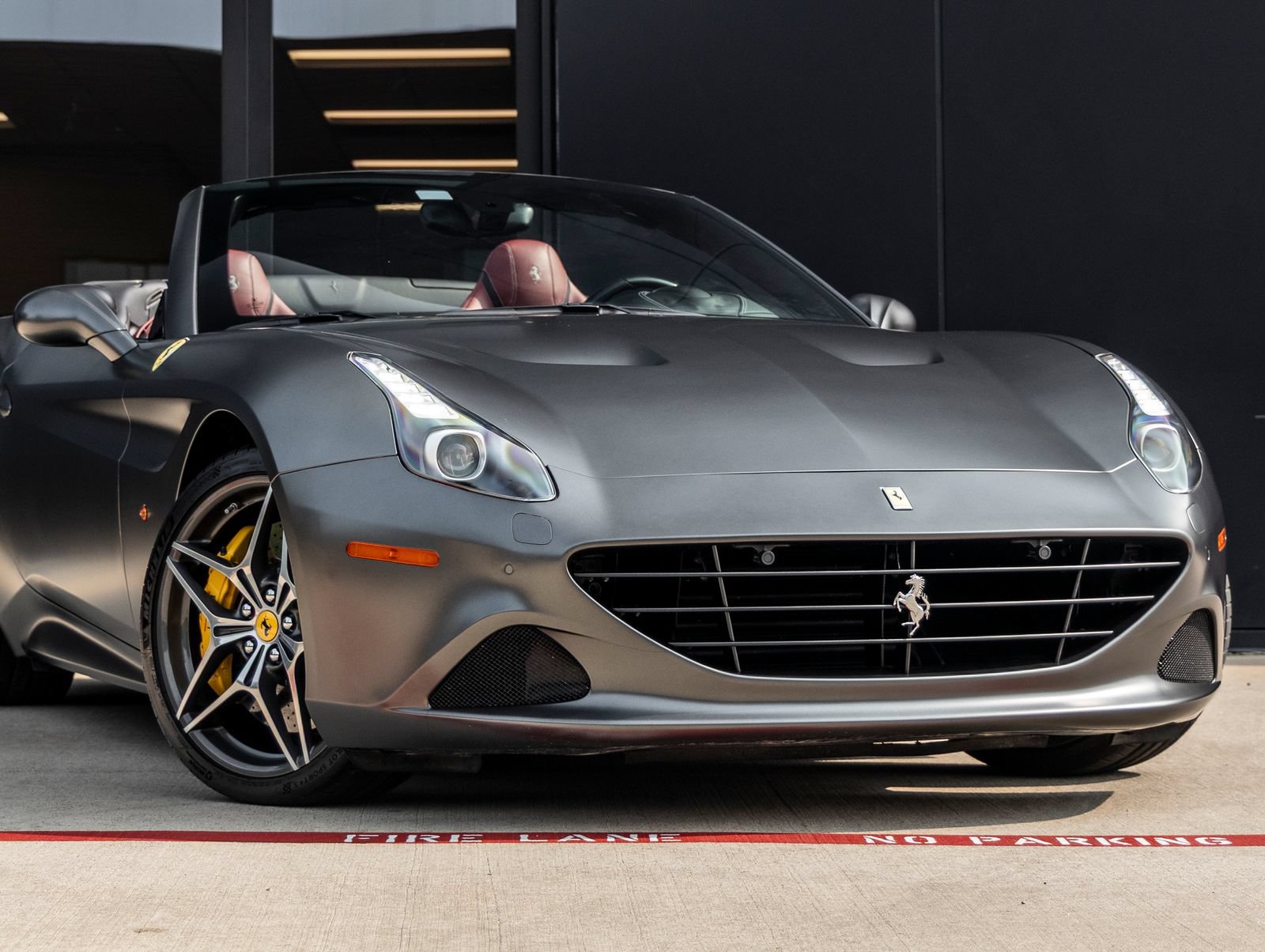 Used 2016 Ferrari California T RWD image 5