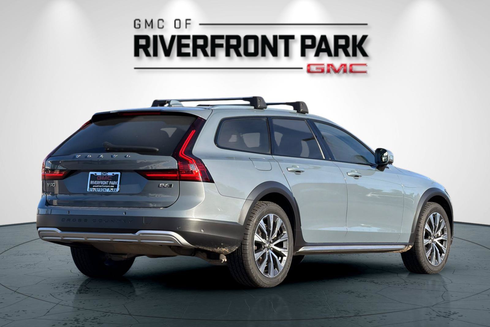 Used 2022 Volvo V90 B6 Cross Country AWD/4WD image 3