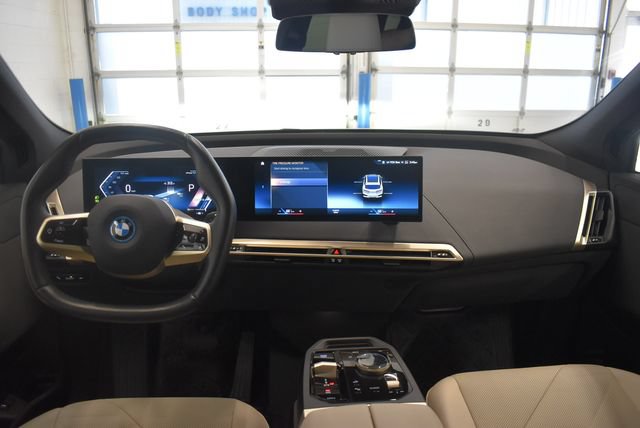 Used 2023 BMW iX xDrive50 w/ Sport Package AWD/4WD image 5