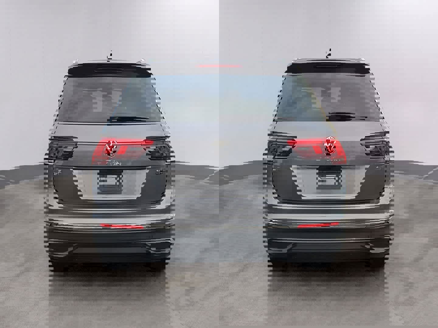 Used 2022 Volkswagen Tiguan SE w/ Panoramic Sunroof Package image 5