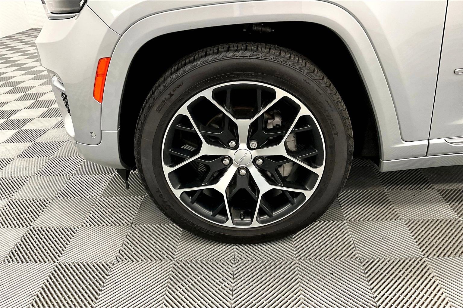 Used 2024 Jeep Grand Cherokee Summit image 10