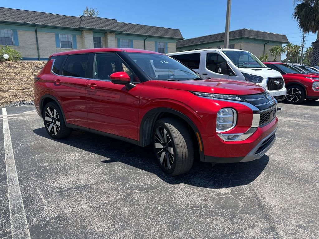 Used 2025 Mitsubishi Outlander SE AWD/4WD image 3
