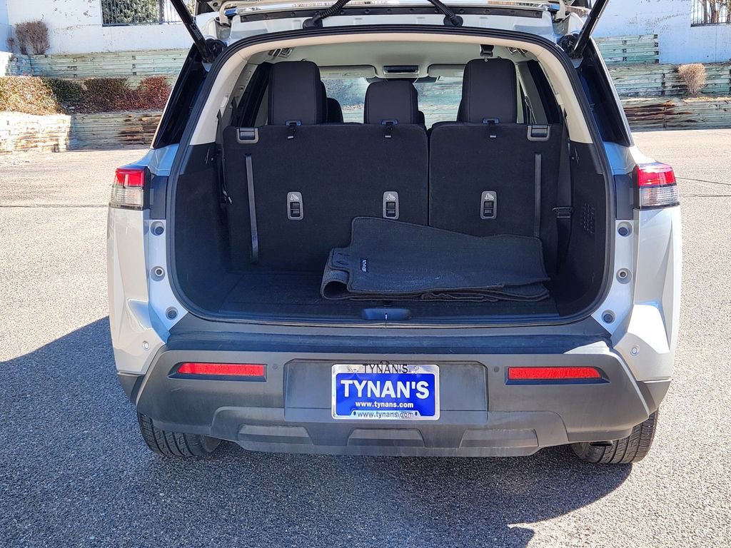 Used 2025 Nissan Pathfinder SV image 16