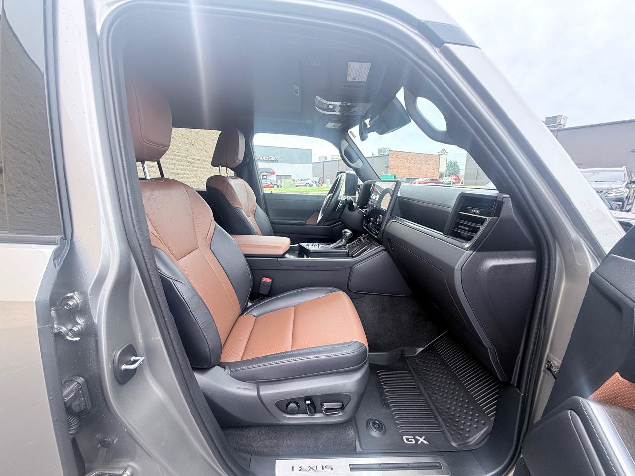 Used 2025 Lexus GX 550 w/ Accessory Package (2T) AWD/4WD image 11