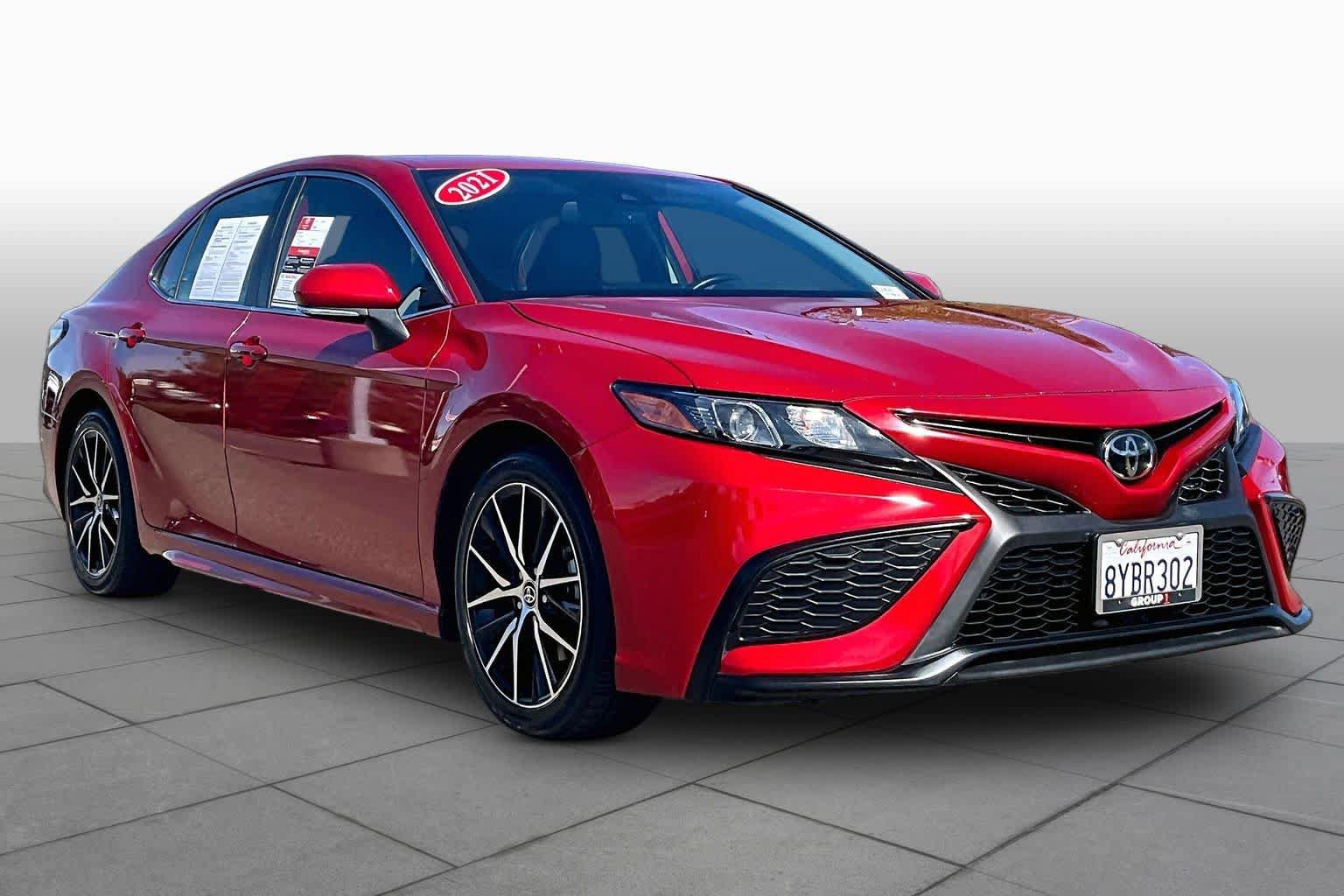 Used 2021 Toyota Camry SE w/ Convenience Package FWD image 2