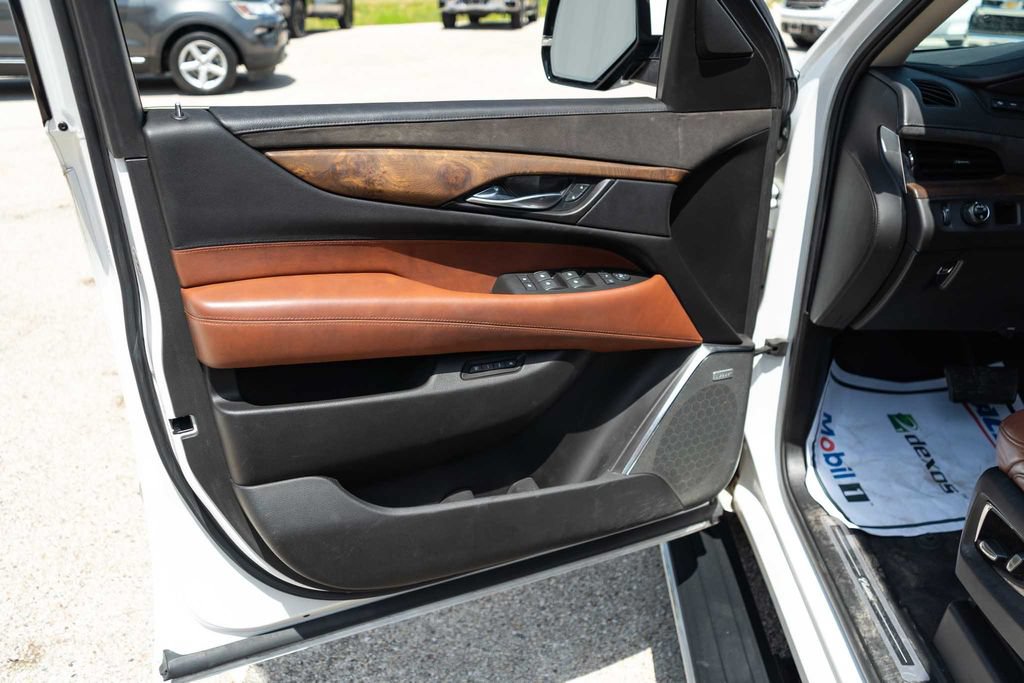 Used 2017 Cadillac Escalade Premium Luxury RWD image 12