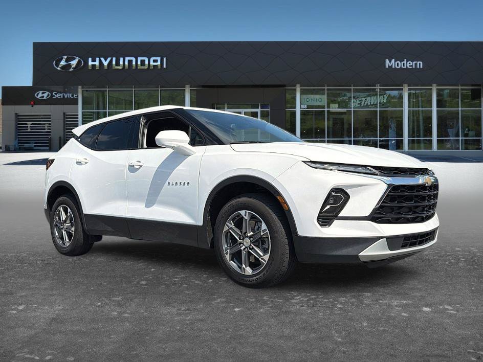 Used 2025 Chevrolet Blazer LT AWD/4WD image 2