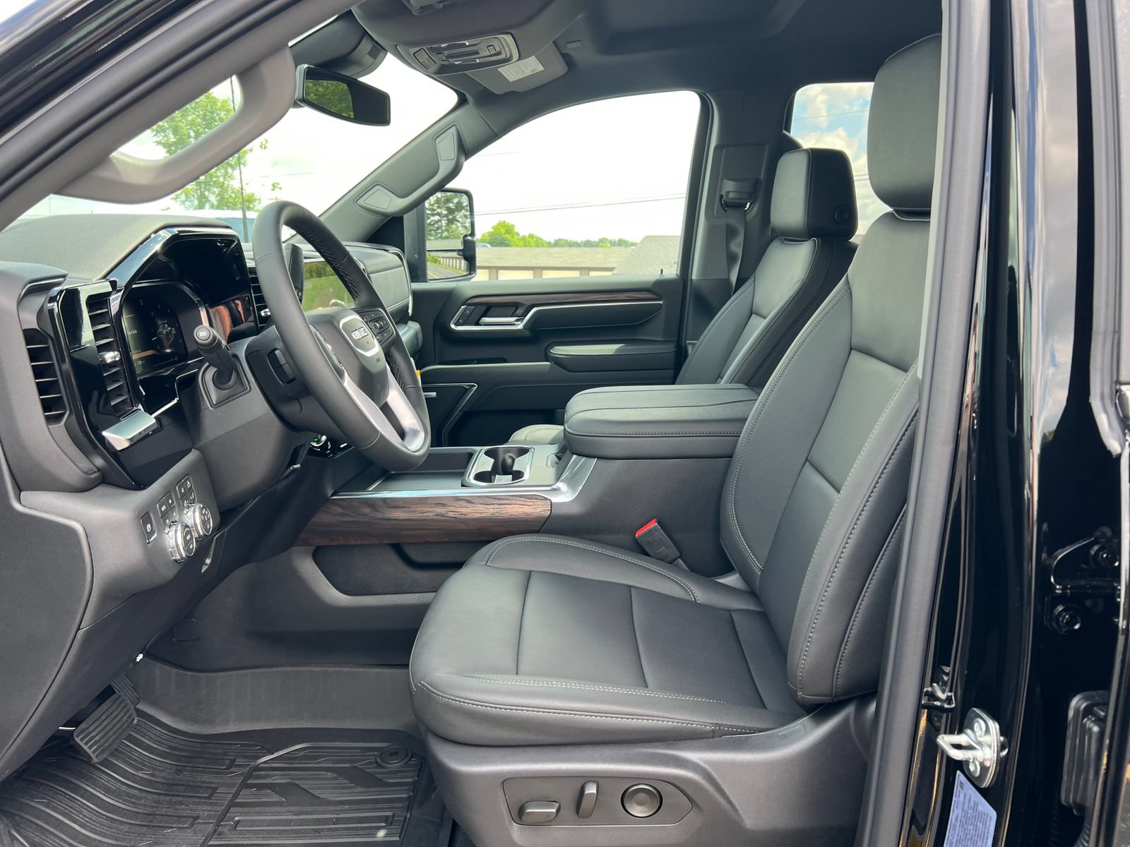 New 2026 GMC Sierra 2500 SLT w/ SLT Premium Package AWD/4WD image 4