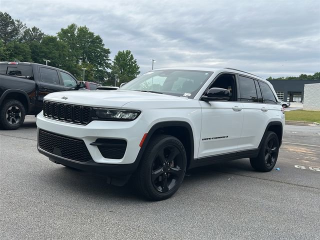 Used 2023 Jeep Grand Cherokee Altitude AWD/4WD image 3