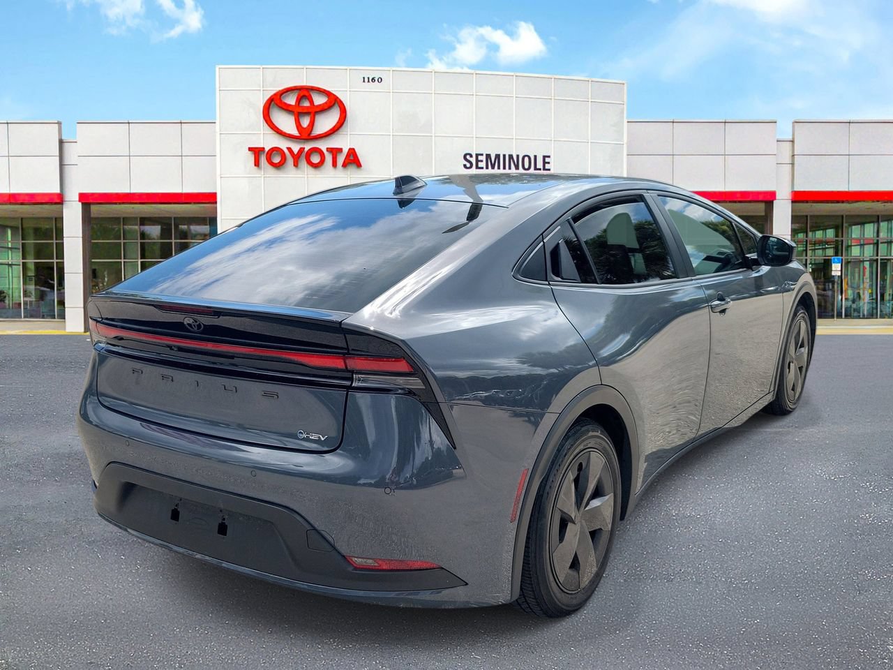 Used 2024 Toyota Prius LE FWD image 3