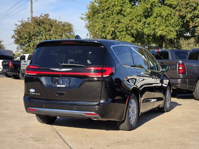 Used 2024 Chrysler Pacifica Touring-L FWD image 7