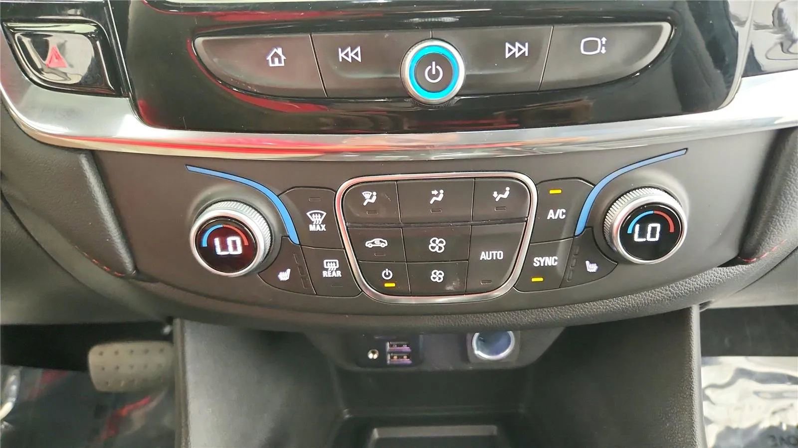 Used 2023 Chevrolet Traverse RS FWD image 26
