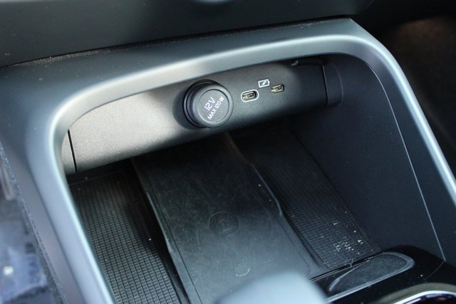 Used 2025 Volvo XC40 B5 Plus image 19