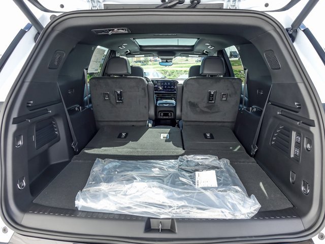 New 2026 Chevrolet Traverse RS w/ LPO, Floor Liner Package image 9