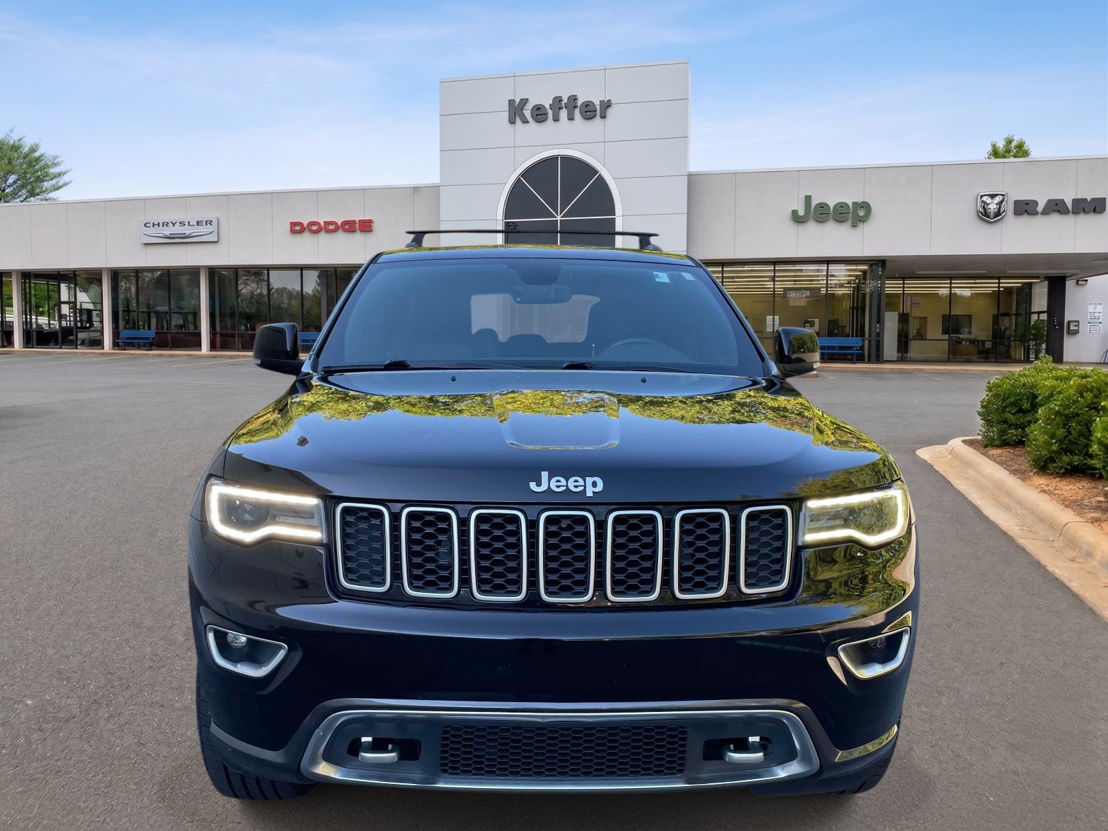 Used 2018 Jeep Grand Cherokee Limited AWD/4WD image 2