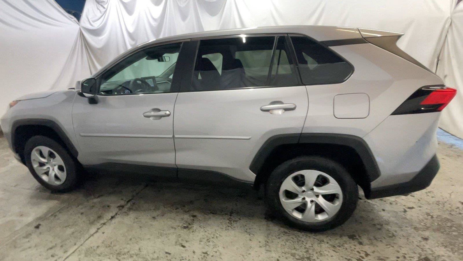 Used 2022 Toyota RAV4 LE AWD/4WD image 12