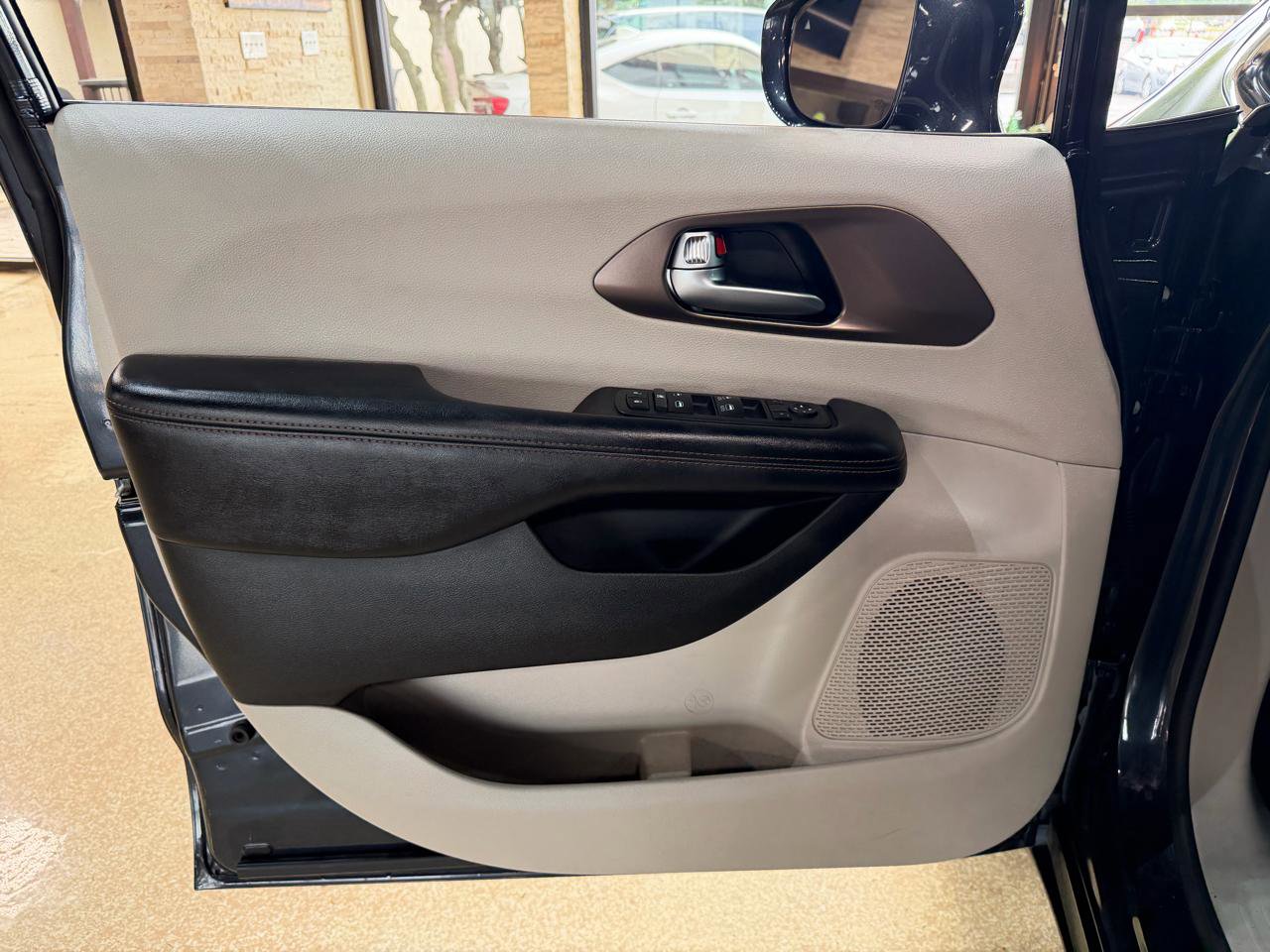 Used 2019 Chrysler Pacifica Touring-L image 34