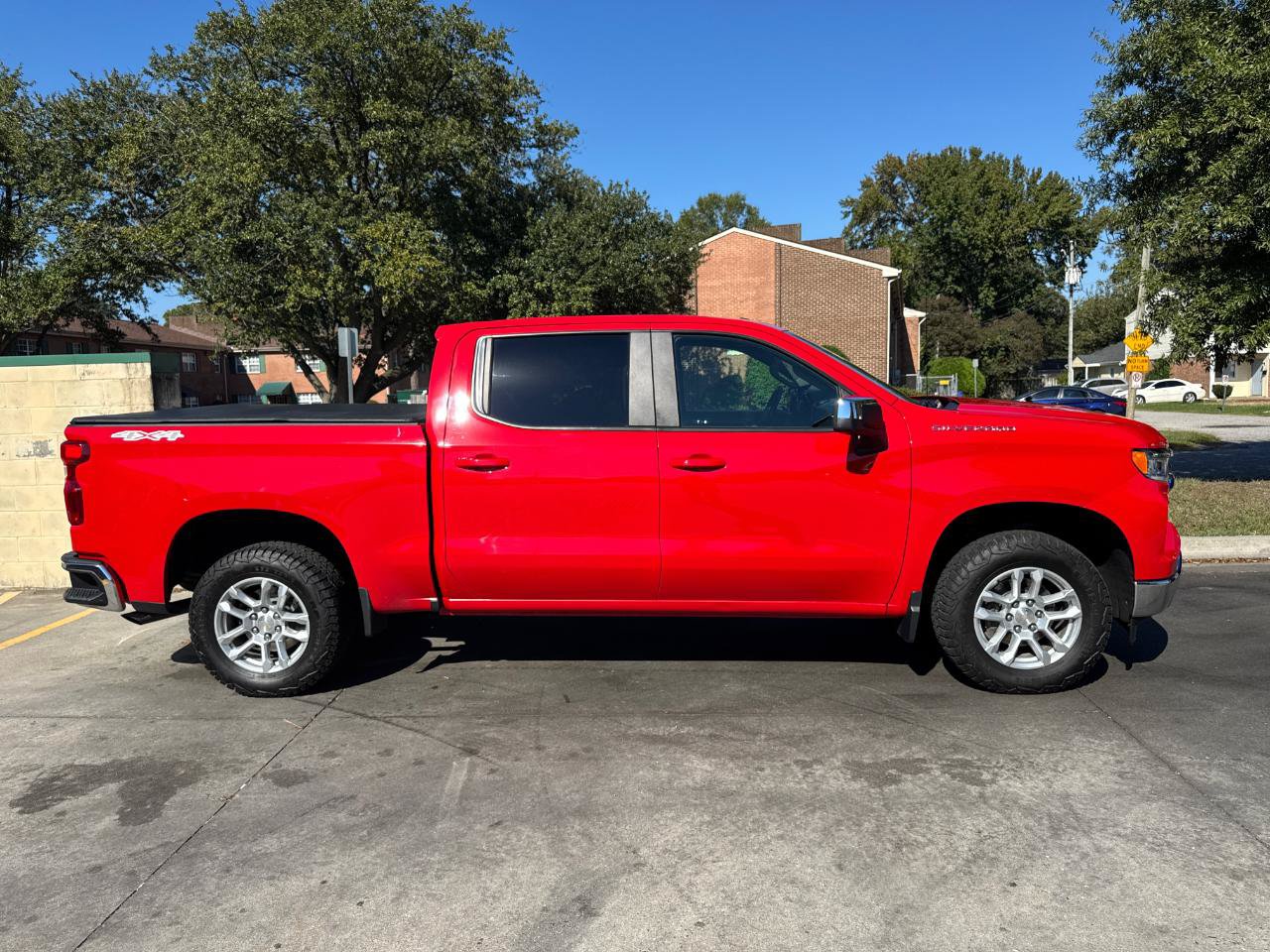 Used 2022 Chevrolet Silverado 1500 LT AWD/4WD image 8